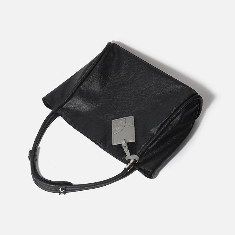 

Small Niche Design Leather Black Large Capacity Tote Bag for Women s New Spring Commuting Shoulder Bag, Underarm Large Bag чёрный