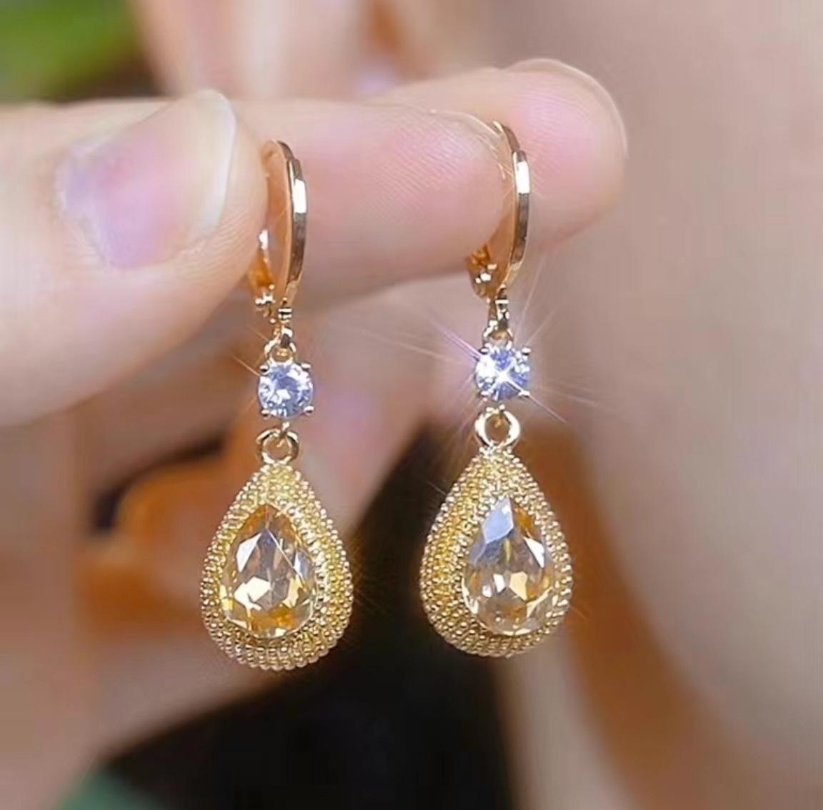 New golden water drop super flash durian earrings, design temperament versatile ear buckle earrings