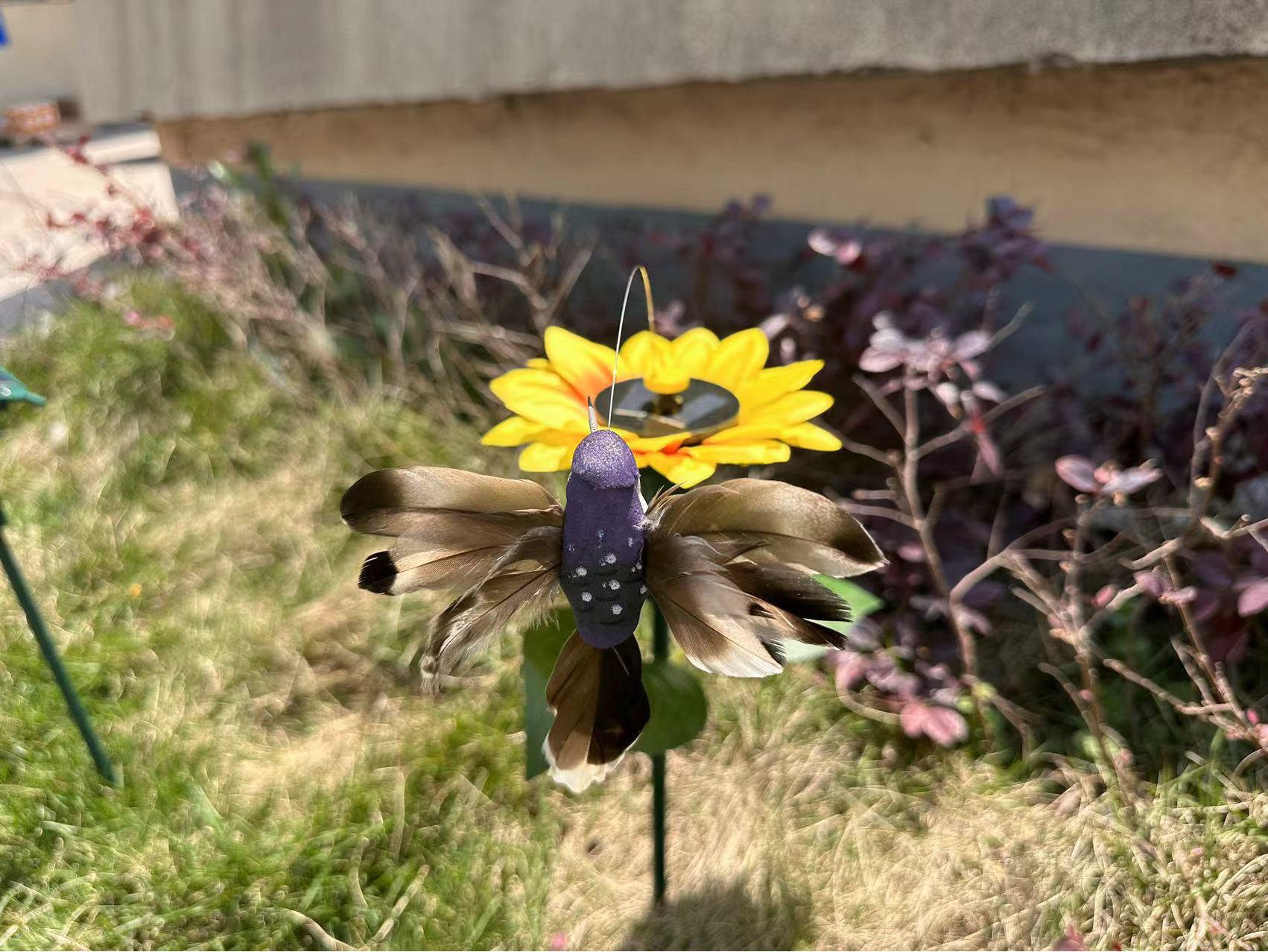 

Вращающаяся модель птицы и бабочки с цветами на солнечной батарее