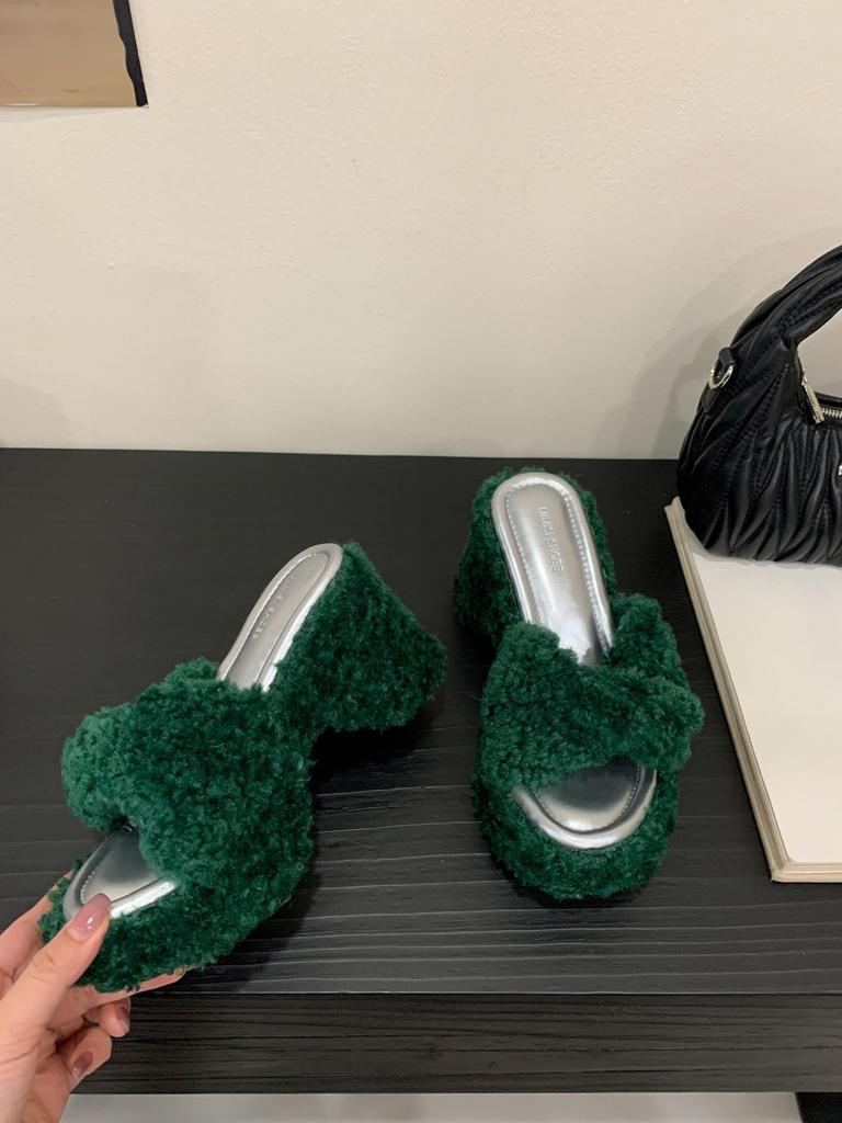 Crossed sheep curly hair slippers women's outer wear 2025 new autumn and winter feeling thick bottom height increase small slope heel one-word drag