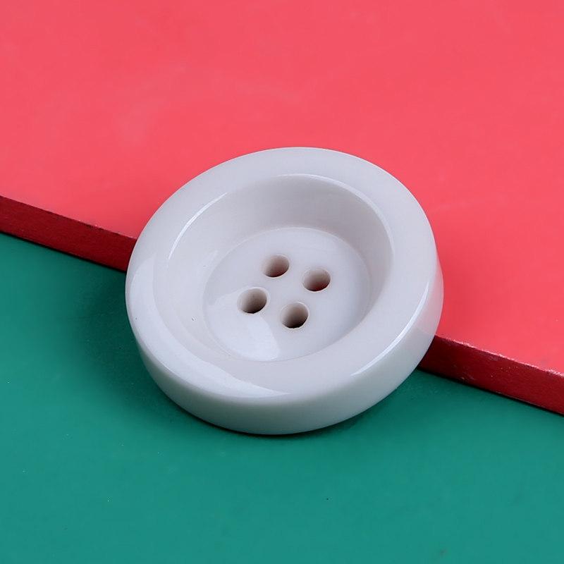 

Високоякісні кольорові потовщені ґудзики Жіночий одяг Кашемірове вовняне пальто Ґудзики Смола Чорні круглі ґудзики на чотири отвори Beige * 40L = 25.0 MM * Round