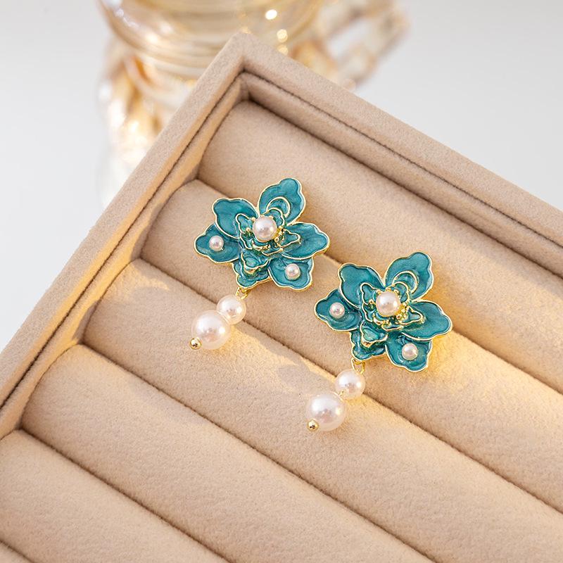 

Silver Needle Retro Pearl Earrings with Pleated Design and Blue Flower Oil Drop Accents