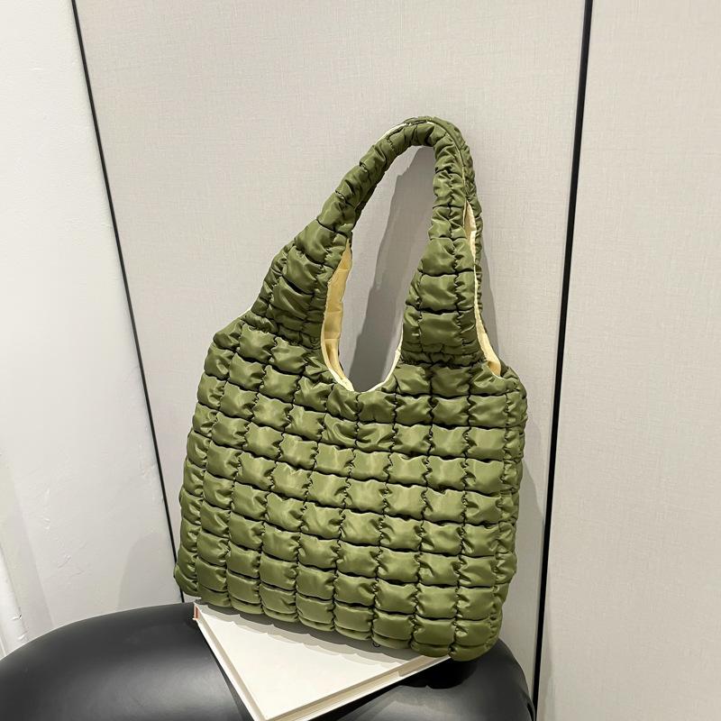 

Retro large-capacity tote bag 2025 new casual and lightweight bubble underarm bag fashionable pleated cloud shoulder bag зелёный