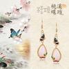 Chinesischer Stil Vergoldete Kupfer-Silbernadel-Wassertropfen-Ohrringe mit Imitat-Jadepunkt und Schmetterlings-Blumenmuster für Damen