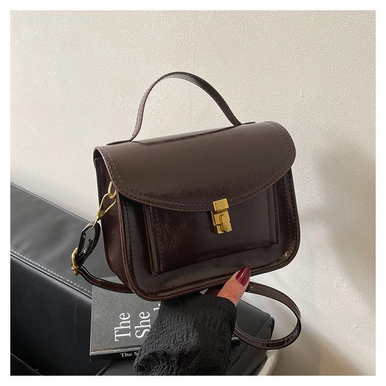 

Весна новая мода повседневный однотонный масляный воск кожа почтальон текстура кроссбоди ношение маленькая сумка женщина темно-коричневого