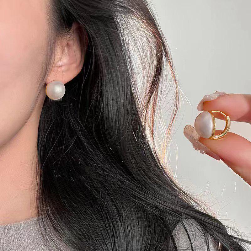 Elegant French Pearl Earrings: Simple, High-End, Round Design for Women белый