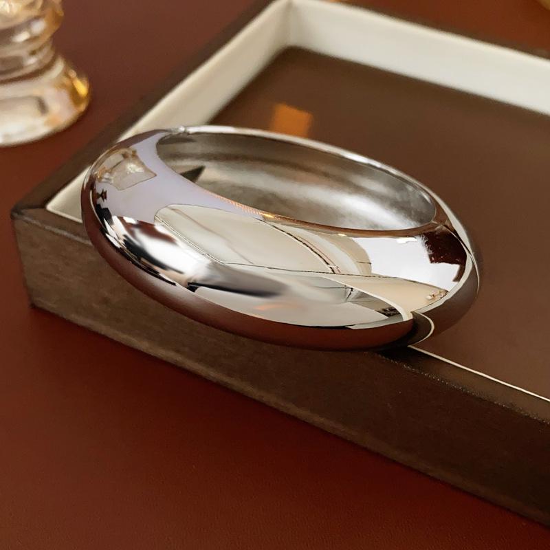 European & American Pleated Metal Bangle: Elegant Cold-Style Bracelet with High-End Luxury Design