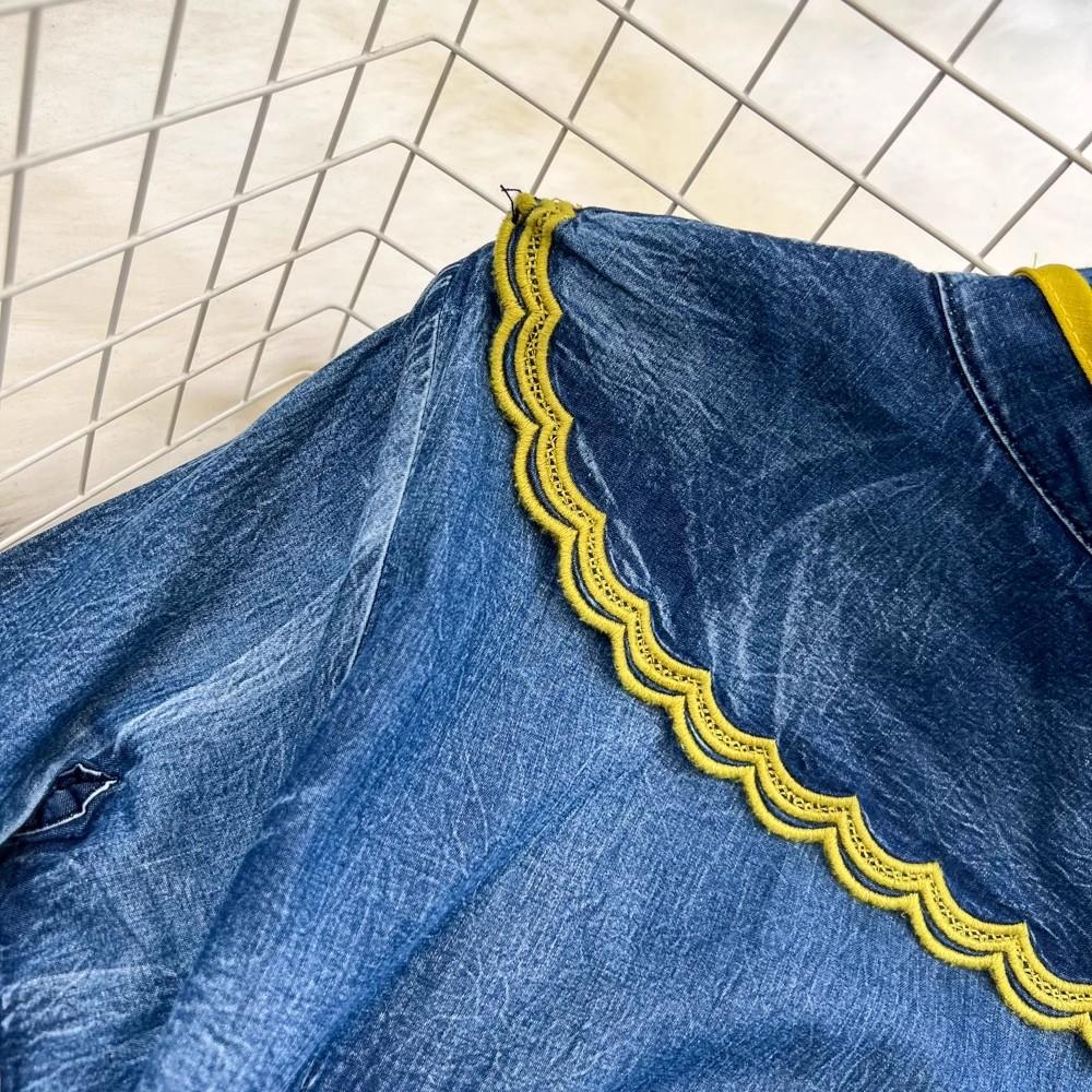 Элегантное женское ковбойское платье-рубашка с рюшами на подиуме — фото 6