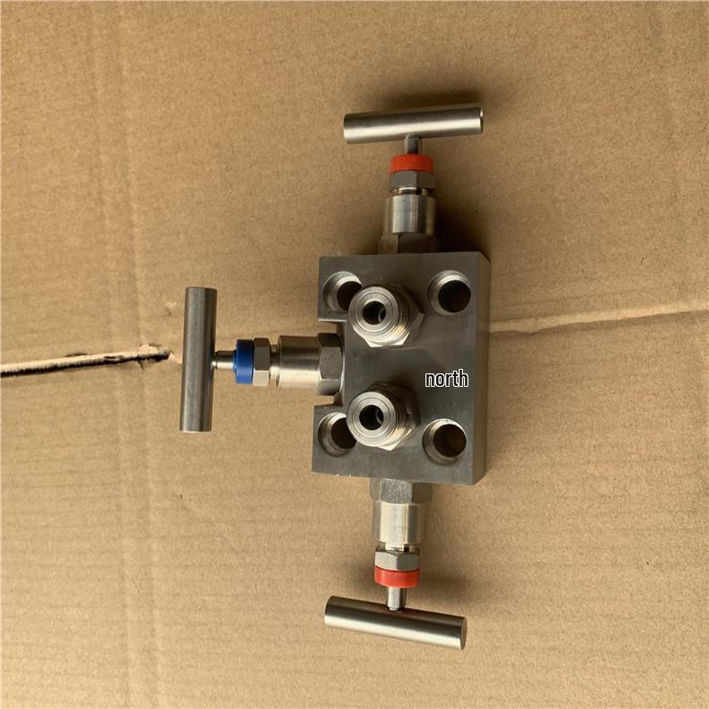 304 Stainless Steel Corrosion-Resistant Flanged Pressure Transmitter with Integrated Three-Valve Manifold