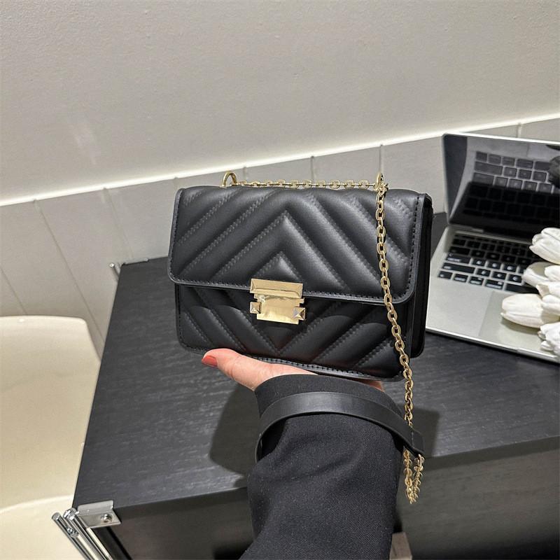 Fashionable Quilted Polyester Crossbody Bag For Women With Chic Street Style Design
