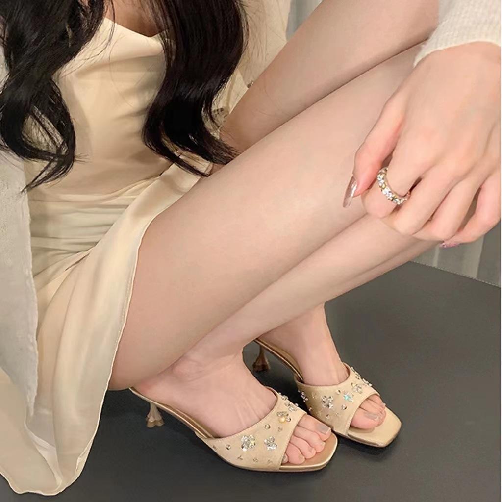 

Square head with high heels, petals, rhinestones, satin, kitten and cool slippers for women s summer wear 40