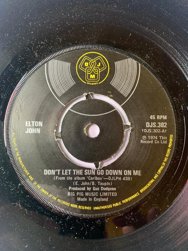 

7inch Record ELTON JOHN - Don t Let The Sun Go Down On Me DJS302 DJM Records 1974 UK Rock Used