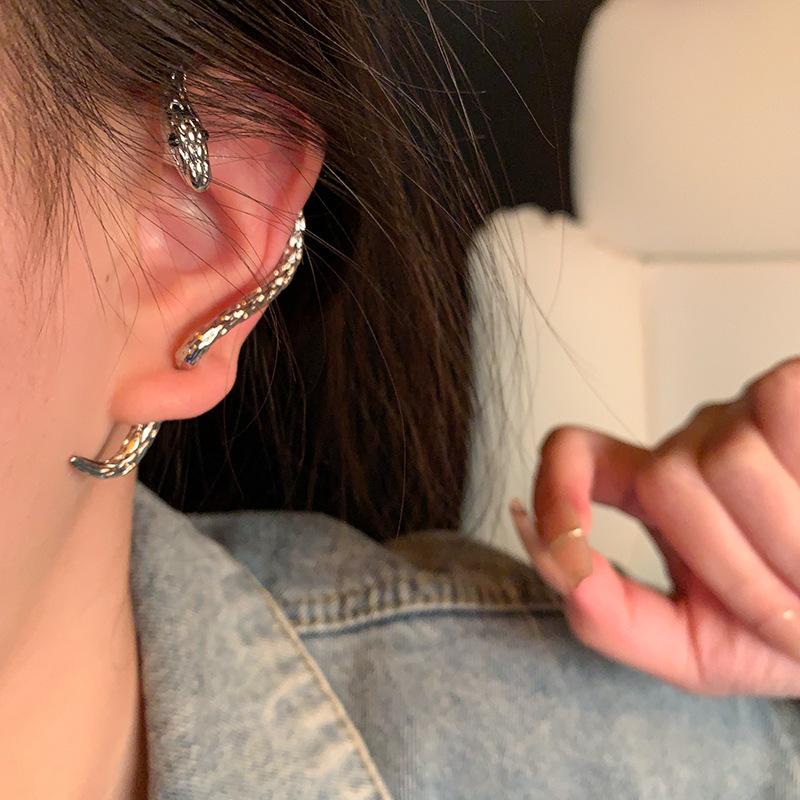 Wiszące kolczyki wkrętki w kształcie wijącego się węża damskie retro niszowy design kolczyki punkowy przesadzony temperament biżuteria do uszu