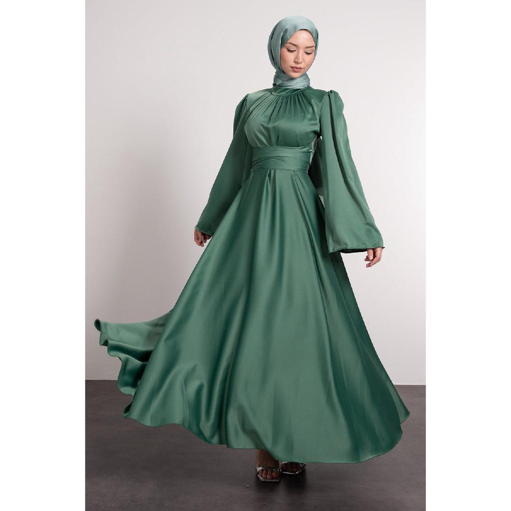 Spanisches Hijab-Abendkleid aus Satin mit Wickelärmeln an der Taille