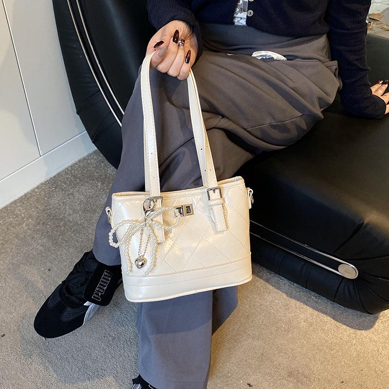 This year's popular bag women's large-capacity 2025 new spring and summer texture rhombus shoulder underarm bag popular bucket bag