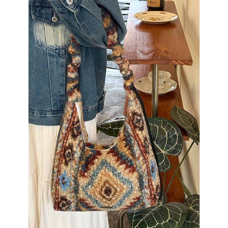 Tote Bag with Large Capacity, Featuring Ethnic Style, Single Shoulder Bag Suitable for Daily Commuting, Stylish Crossbody Bag