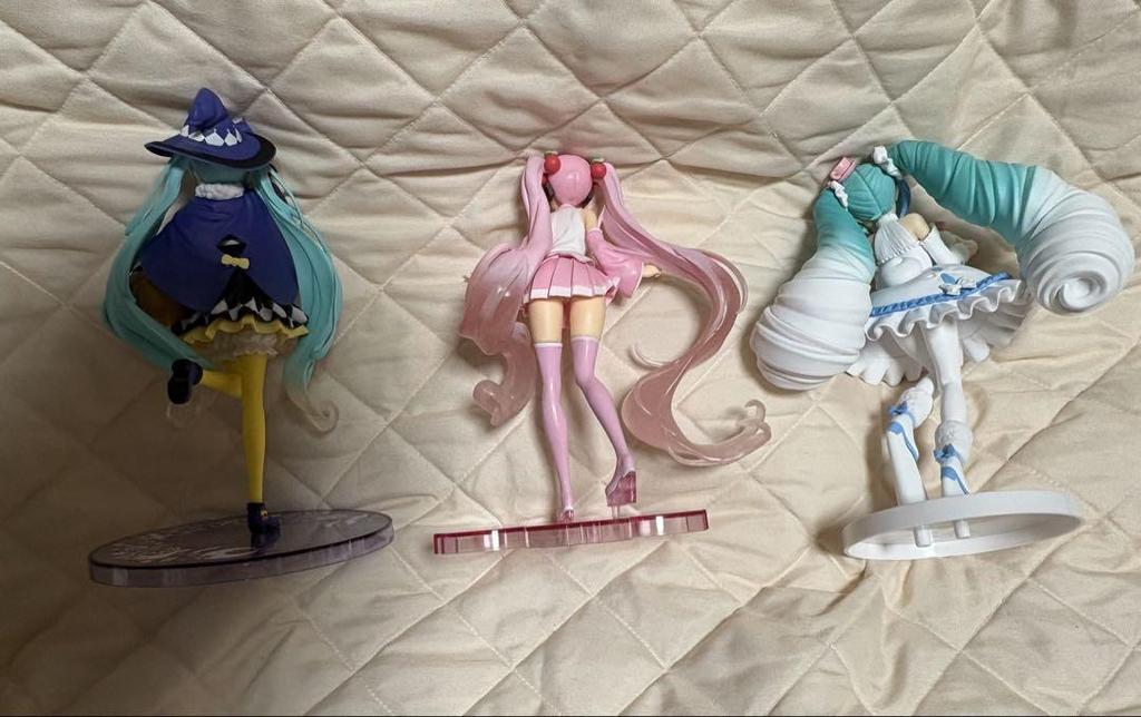 [USED] Hatsune Miku Figures - 8-piece set