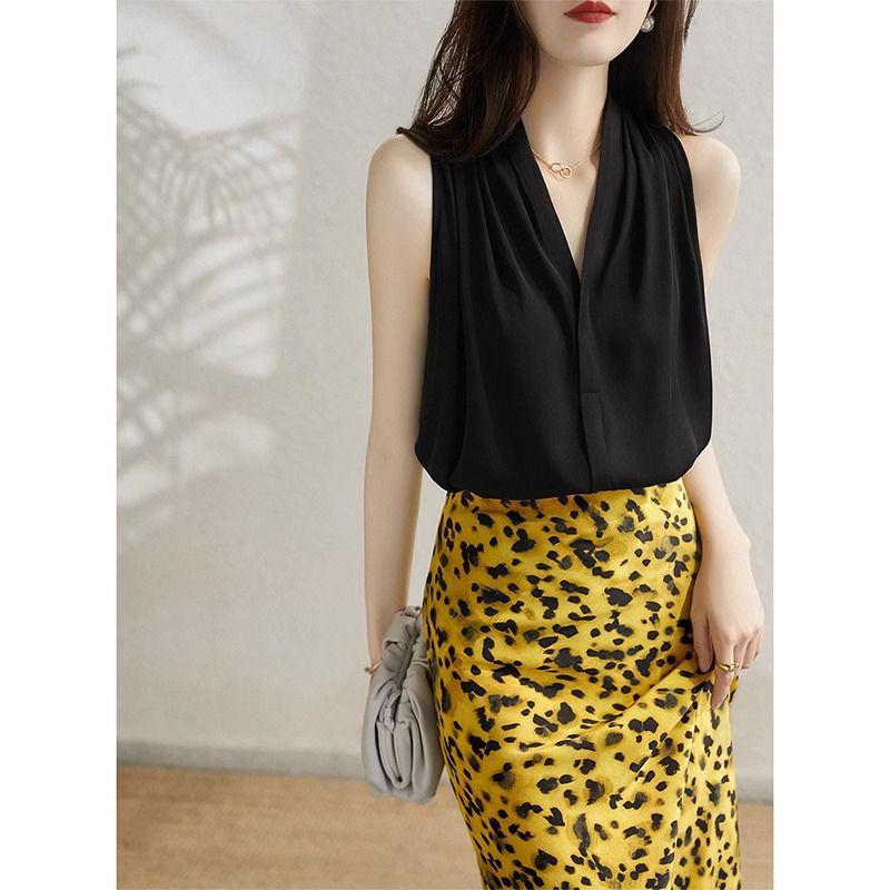 2026 Elegant French Niche Sleeveless Halter Neck Deep V-Neck Top for Women