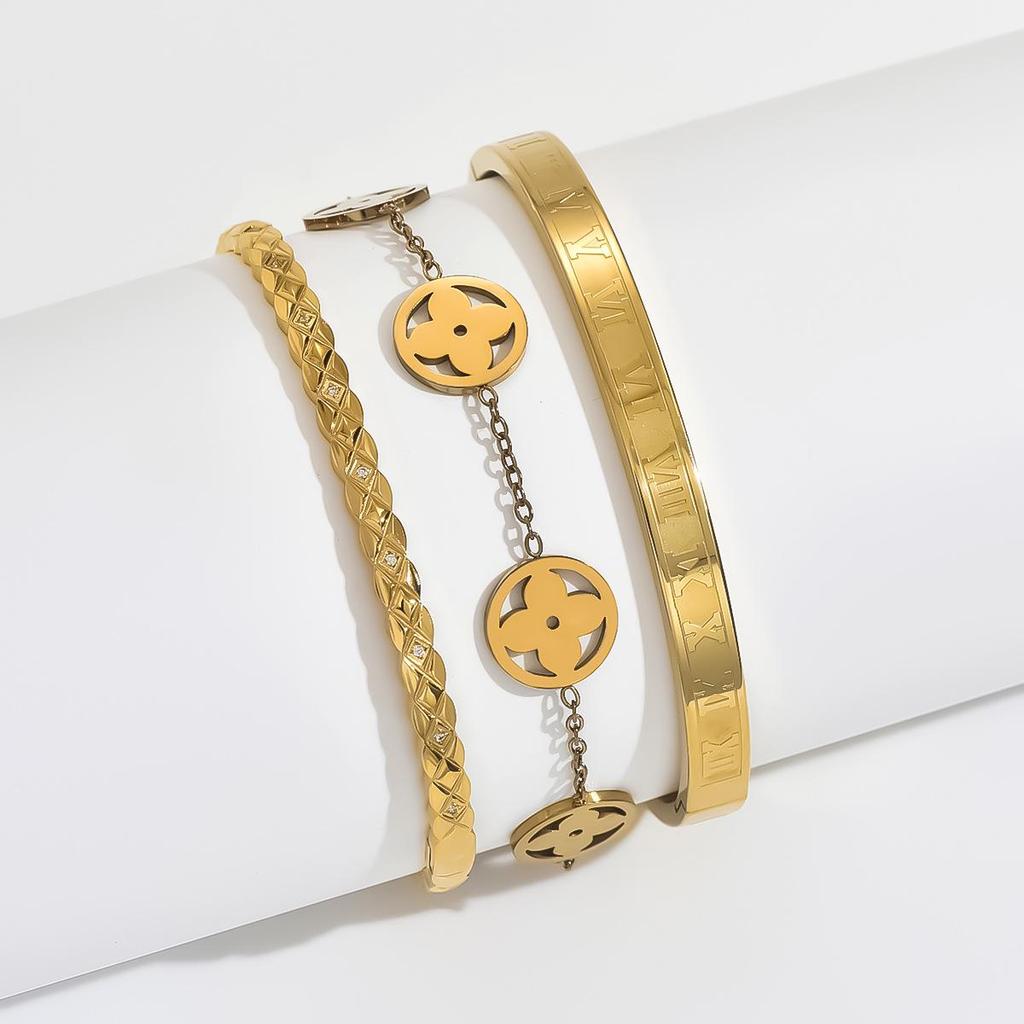 Elegant Retro Gold Clover Slim Bracelet for Women - Unique Design