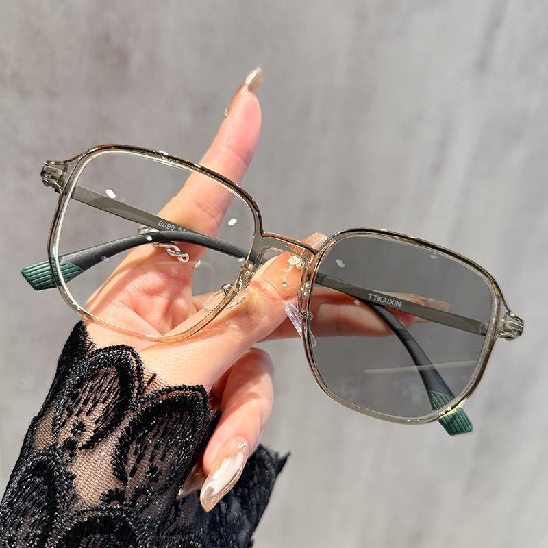 Photo-Sensitive Color-Changing Anti-Blue-Light  Ultra-Light Trendy Large-Frame Near-Sighted Glasses 6090