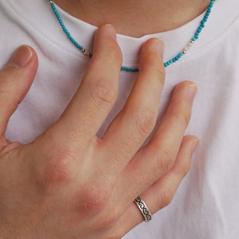 OURPIERRE LOVE SKINNY BEADS halsband HIMMELBLÅ (M)