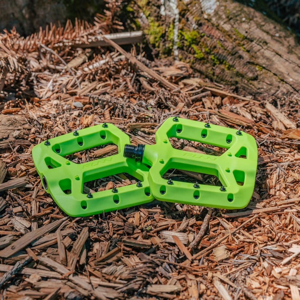 FUNN Taipan Glass Fiber Reinforced Thermoplastic Bicycle Pedals with CrMo Axle and Pins for Riding 9/16" Shin-Friendly MTB/BMX/Urban/Gravel (Green)