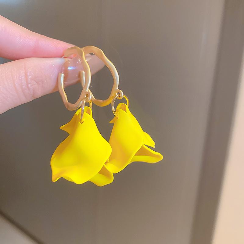 Super fairy yellow mesh flower earrings 2025 new seaside vacation style stud earrings niche high-end temperament earrings