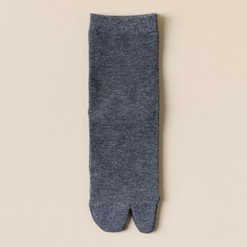 Women's Split Toe Cotton Socks, Mid-Tube, Two-Toe Design, Boneless Seams, Spring/Autumn Style, Comfortable and Pain-Free.