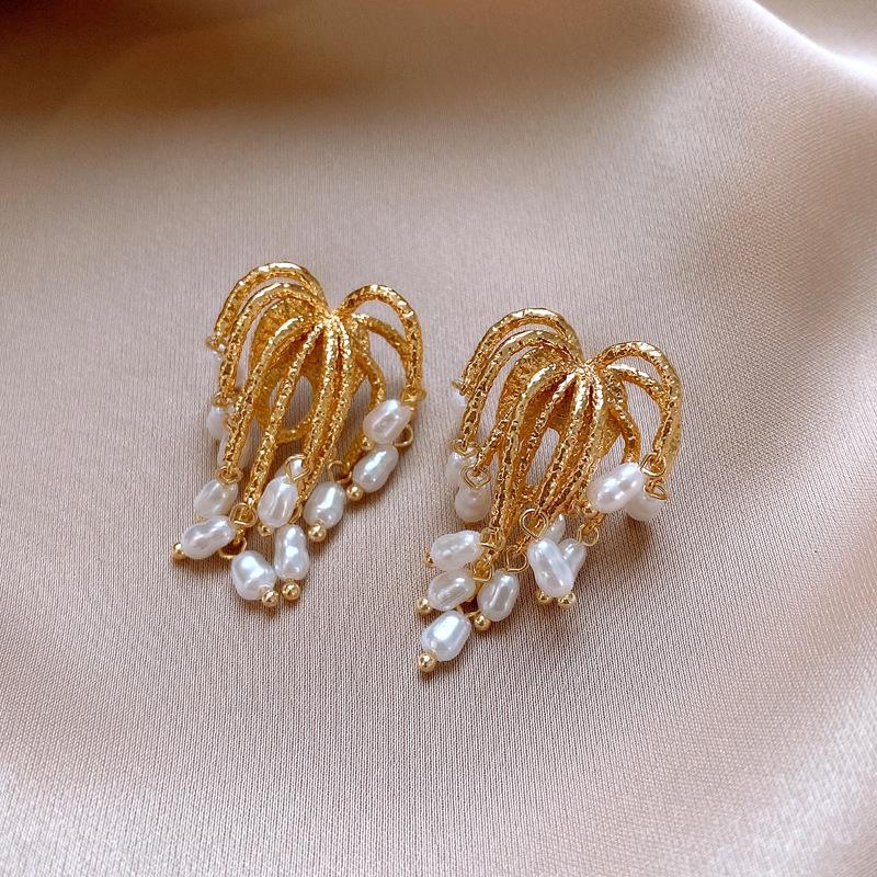 Vintage Pearl Round Earrings: Retro, Versatile High-End Studs with Fashionable Design and Elegant Temperament.