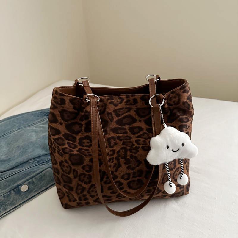 

Осенняя сумка-тоут с леопардовым принтом большой вместимости, нишевого дизайна, женская 2025, повседневная ручная тканевая сумка, модная сумка на плечо Without pendant коричневый