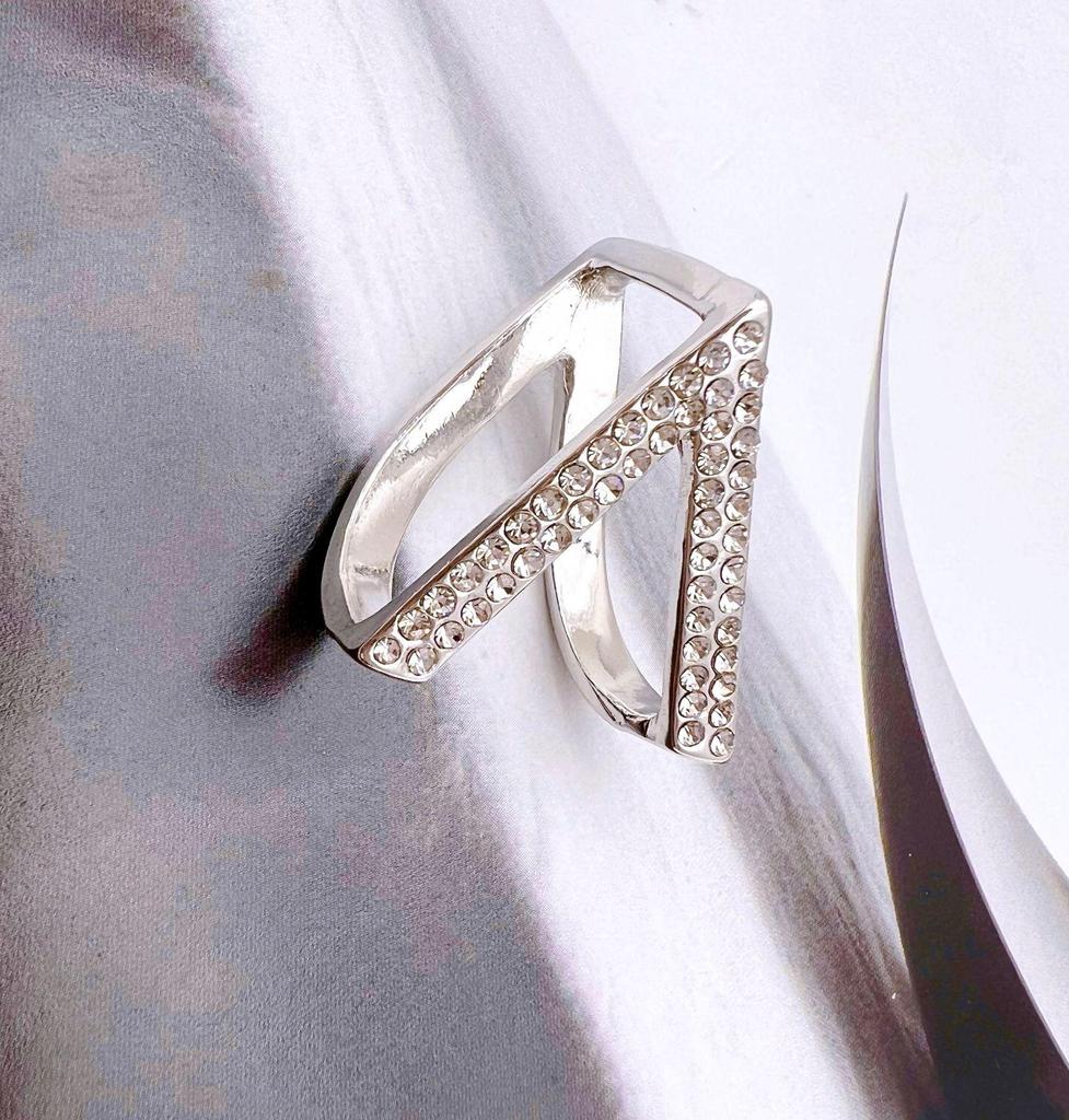 Seidenschal-Schnalle im koreanischen Stil in V-Form: Elegantes und minimalistisches Schal-Accessoire