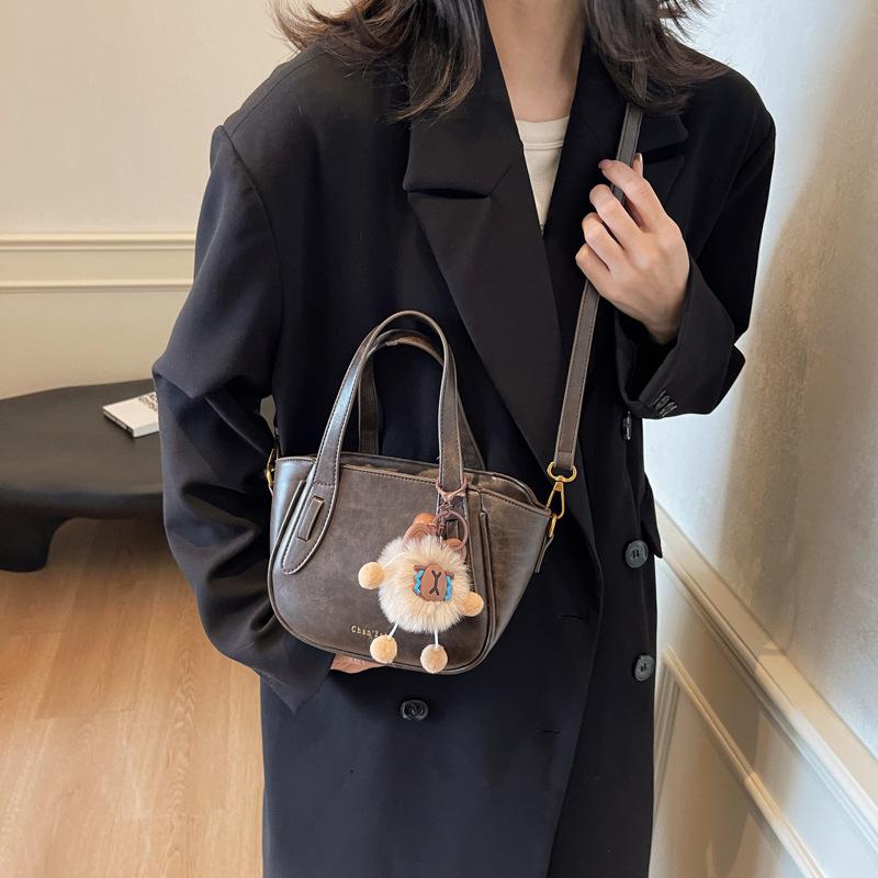 New 2025 Portable Wing Bag Matte Retro Bucket Bag Niche Design Commuter Shoulder Messenger Bag Women