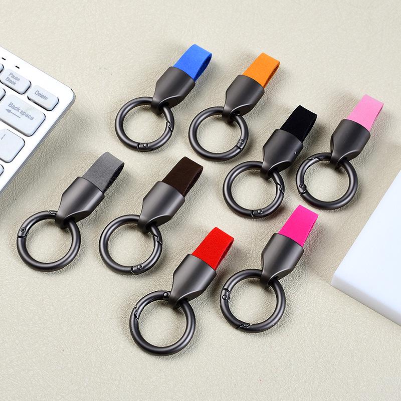 Vlastní přívěsek na klíče z matné hovězí kůže: Jednobarevný kovový kroužek na klíče od auta z kůže