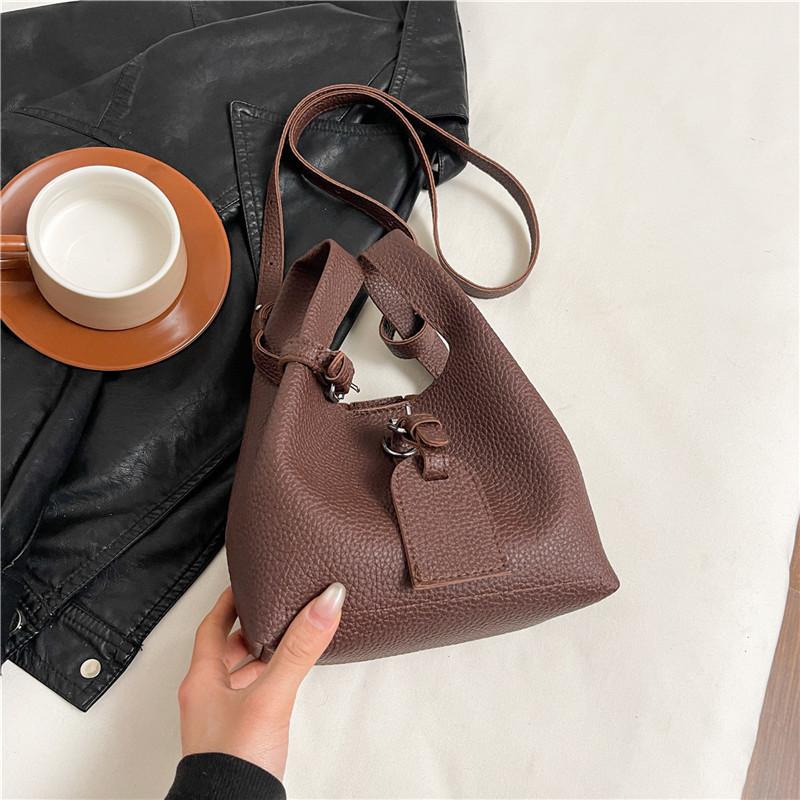 

Маленька квадратна сумка 2025 нова мода універсальна нішева дизайнерська сумка через плече, месенджер, з високим відчуттям однотонна ретро жіноча сумка