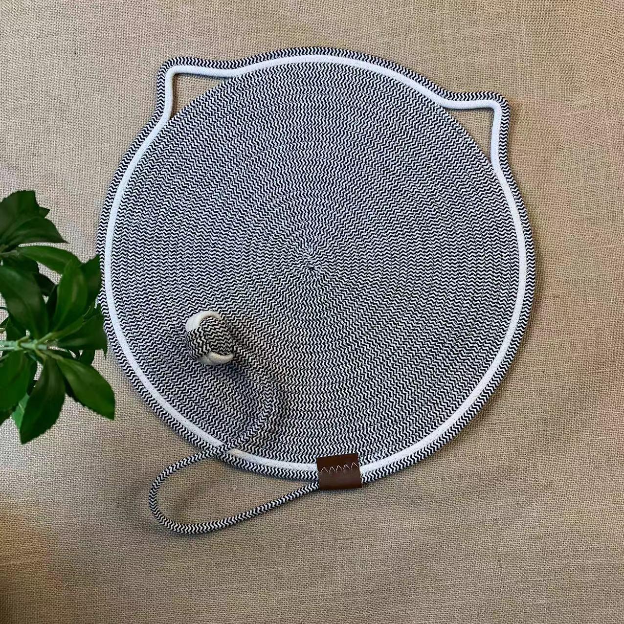 

Durable, Scratch-Resistant Cat Scratching Mat and Claw-Sharpening Toy - Universal for All Seasons No Ball - Diameter 43cm