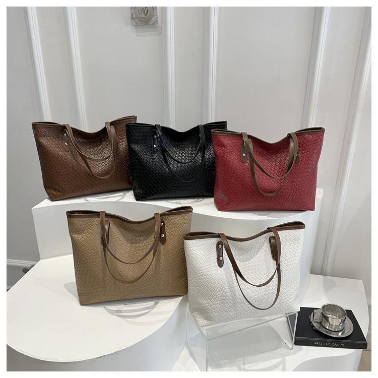 Minimalist Large Capacity Woven Handheld Tote Bag For Daily Use In Pu Material