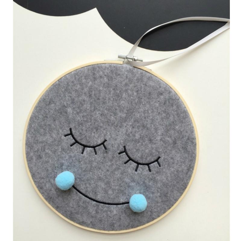 

Скандинавский стиль Милые войлочные игрушки Смайлики Модель Детская комната Магазин детской одежды Настенный декор Креативное искусство Домашний декор 250 X 350mm