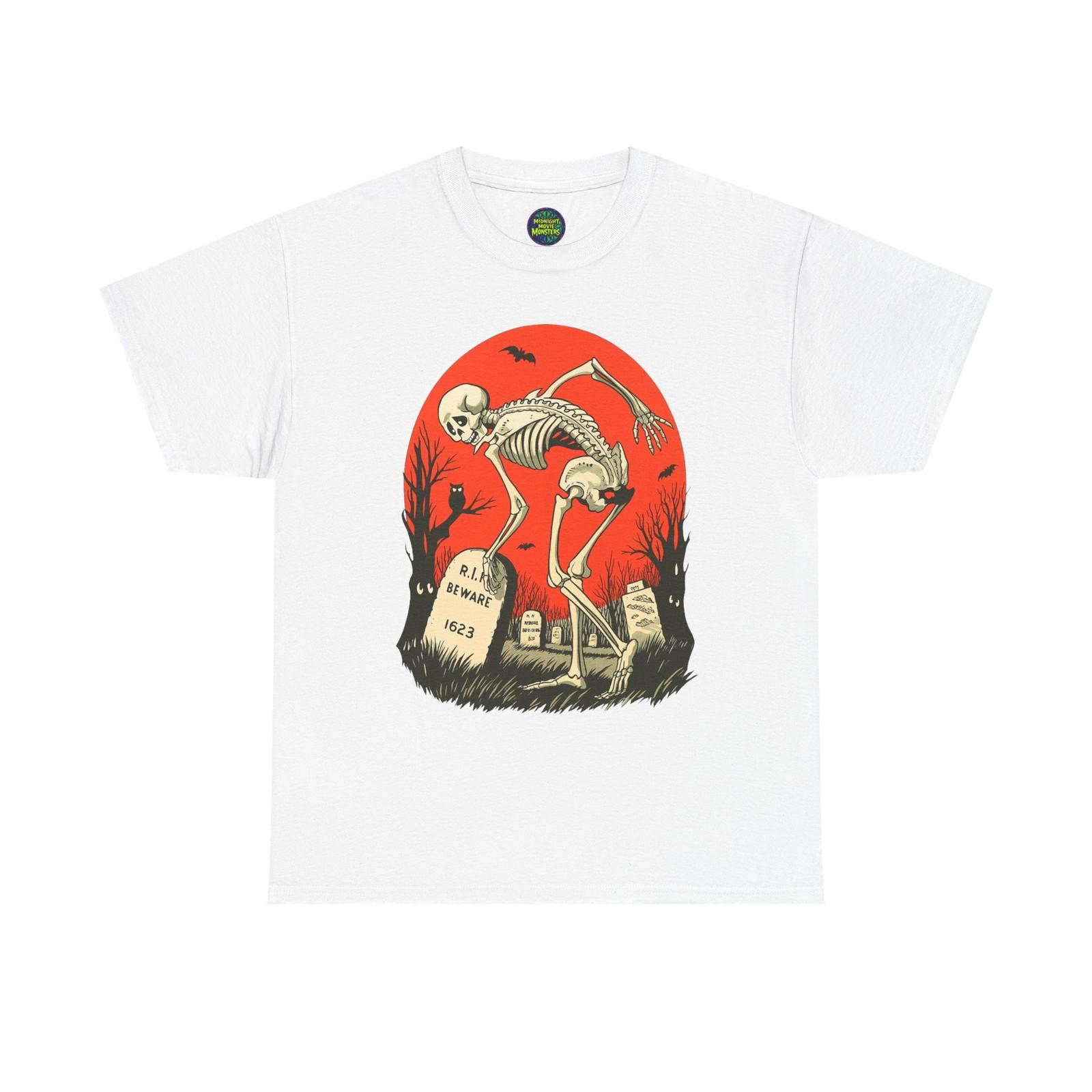 

Skeleton In A Graveyard Halloween T-Shirt Unisex Tee Spooky Graphic Shirt Fall 5XL різнокольоровий