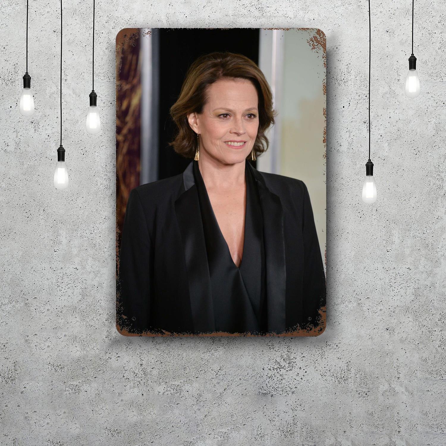 

sigourney weaver Decor Vintage Metal Signs Tin Signs Captain Poster Decor for Bar Pub Club Man Cave Wall Decoration 20x30cm（7.8x11.8inch）