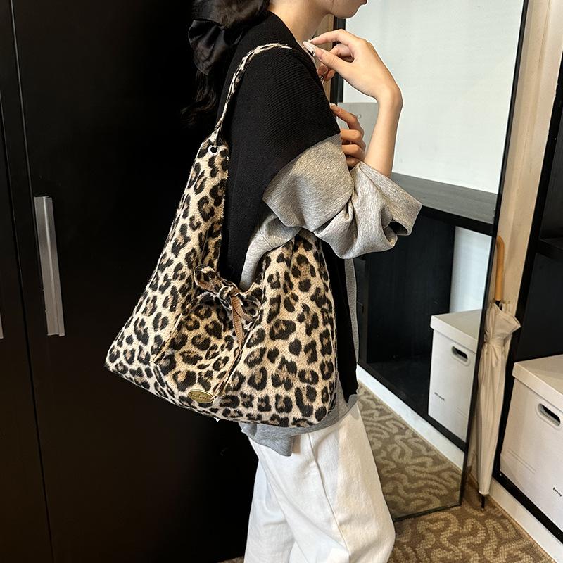 

2025 новая студенческая сумка через плечо в ленивом стиле, двусторонняя модная сумка, сумка под мышкой, повседневная универсальная сумка-тоут 43*9*40 коричневый