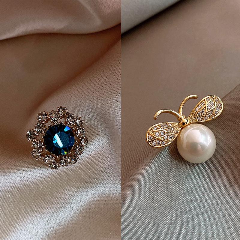 

Retro Blue Crystal Buckle Brooch - Cute Japanese-Inspired Neckline Accessory