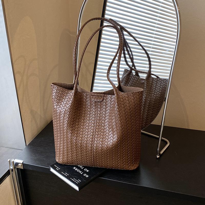 Autumn retro large-capacity bag women's new fashion woven pattern shoulder bag work tote bag