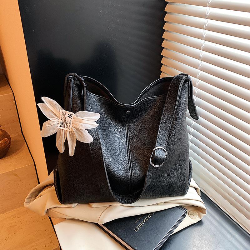 Large capacity slack underarm bag women's new shoulder messenger tote bag commuter bucket big bag