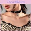 Gotische doodskop choker ketting met leren bandje met studs voor een stijlvolle look, geschikt voor zowel mannen als vrouwen.