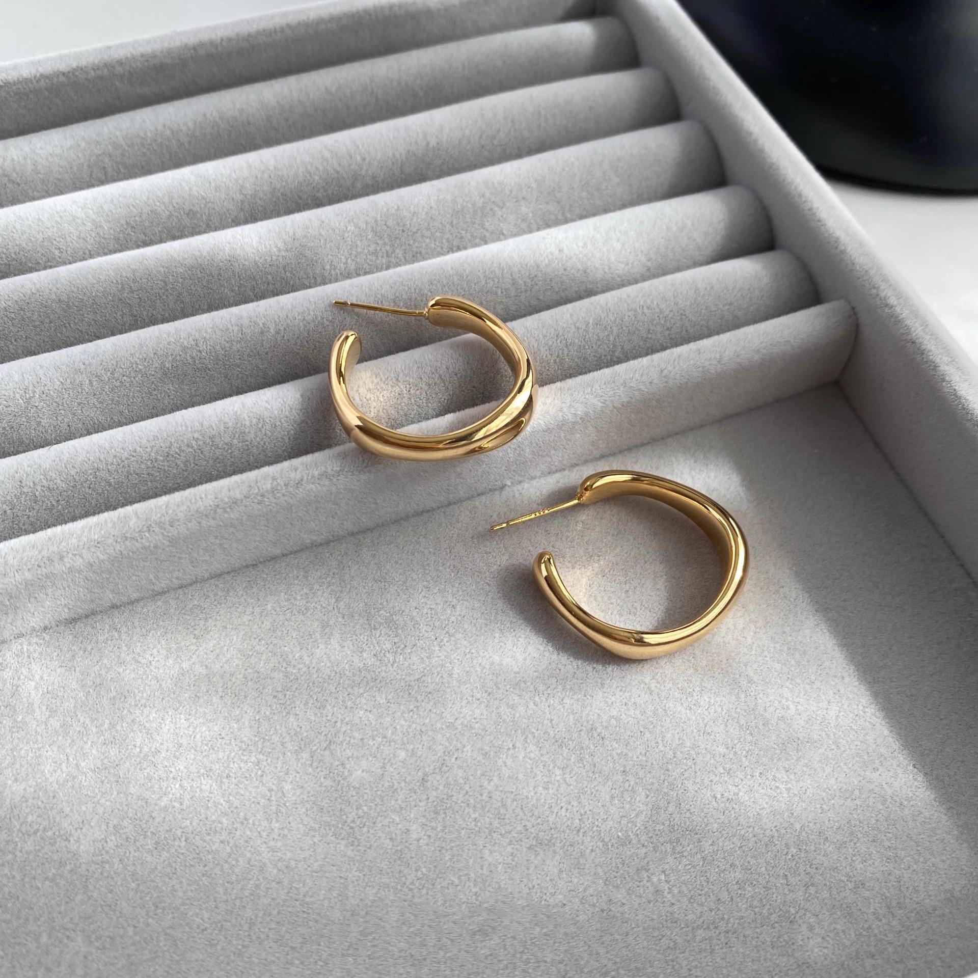 

Минималистичные высококачественные серьги в форме буквы С: Легкая роскошь, универсальность, мода, элегантность, стиль интернет-знаменитости. A2085 золотой