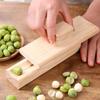 Domowe Kuchenne Narzędzia do Szybkiego Łuskania Orzechów Drewniany Otwieracz do Kasztanów Wielofunkcyjna Obieraczka w Kształcie Krzyża do Surowych Kasztanów Nasion Lotosu