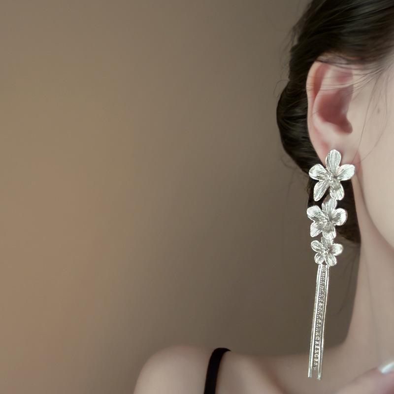 Floating flower Jiyue, high-end French retro metal flower fringed zircon earrings, niche design temperament stud earrings