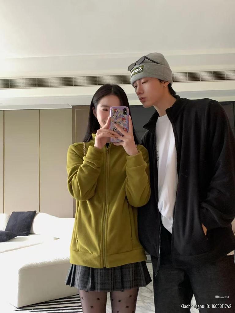 Stylové trendy unisex pletené čepice s nápisem pro podzim/zimu