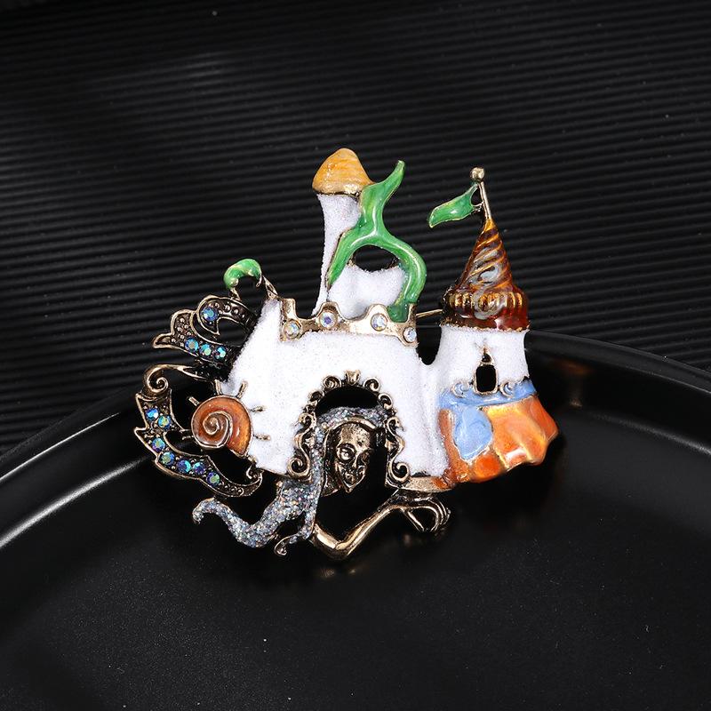 

Retro White Castle Painted Fashionable and High-end High-end Accessories Brooch 6*6CM