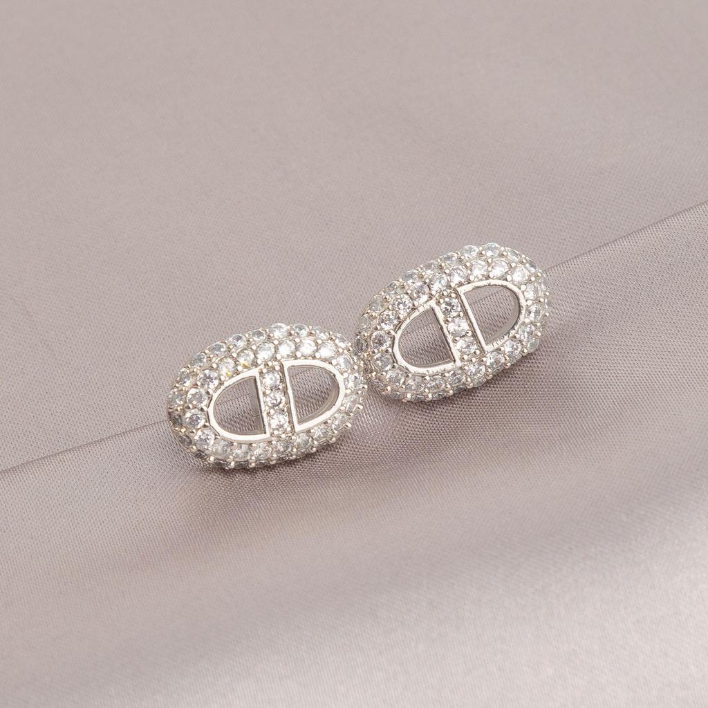 Eleganckie kolczyki sztyfty z diamentami w kształcie świńskiego noska dla kobiet - Ekskluzywny, wszechstronny design w modnym chłodnym stylu